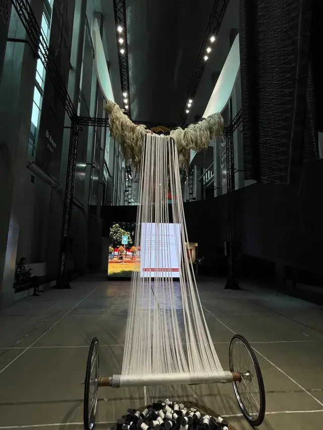 Menenun Warisan Budaya Indonesia dengan Sentuhan Keberlanjutan dalam Pameran The Flying Cloth oleh Merdi Sihombing