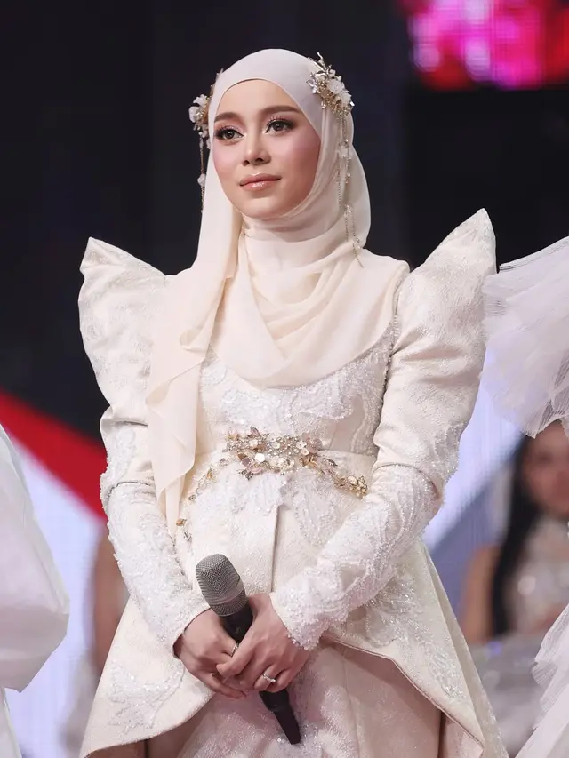 Potret Lesti Kejora dengan Gaun Brokat Muslim Modern saat Menang IMA 2025 (Foto: Instagram @lestikejora)