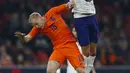 Duel pemain Inggris, Dele Alli (kanan) dan pemain Belanda, Donny van de Beek pada laga uji coba di Amsterdam Arena, Amsterdam, (23/3/2017). Inggris menang 1-0. (AP/Peter Dejong)