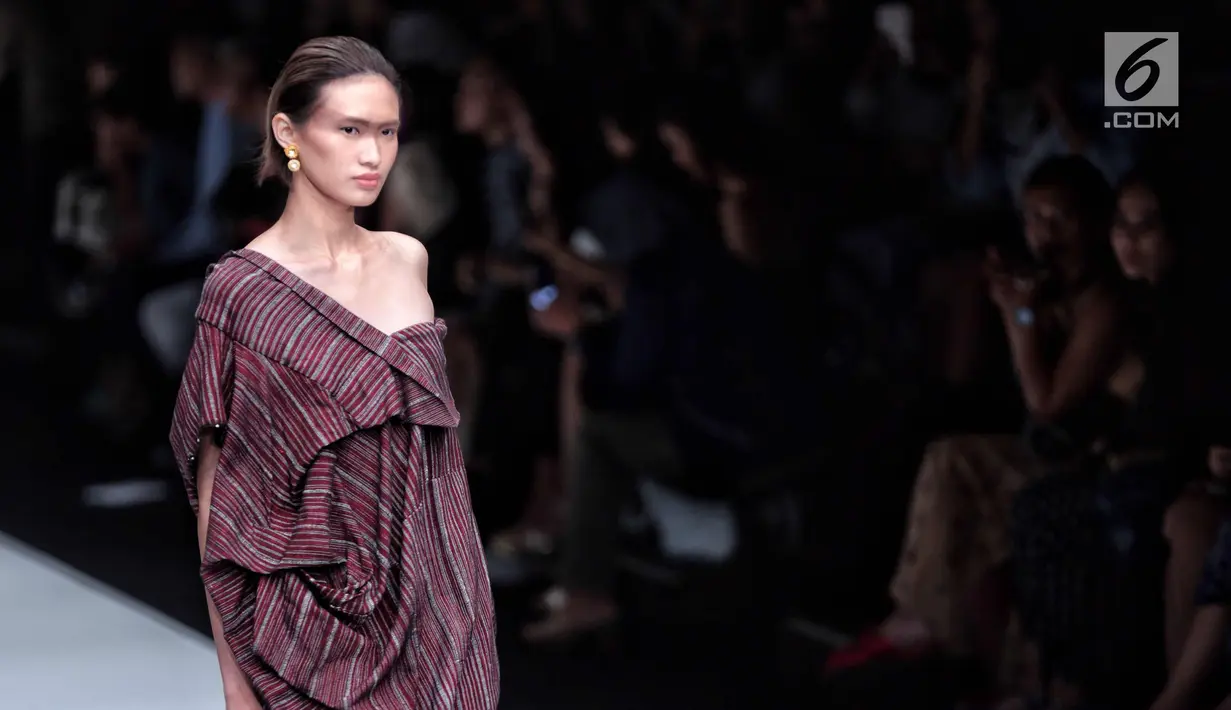 Model berpose mengenakan busana rancangan Lulu Lutfi Labibi dalam ajang Jakarta Fashion Week 2018 di Senayan City, Jakarta, Kamis (26/10). Lulu menampilkan rancangannya dengan mengusung tema 'Persimpangan'. (Liputan6.com/Faizal Fanani)