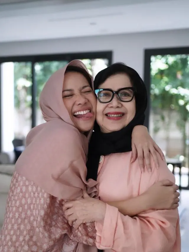 8 Gaya Kompak Seleb Rayakan Hari Ibu, Farah Quinn hingga Ayu Ting Ting