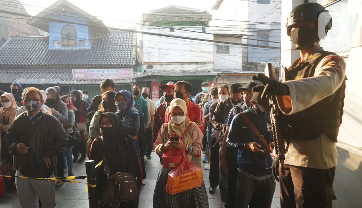 Polisi mengatur antrean calon penumpang yang akan masuk ke dalam Stasiun Citayam, Depok, Jawa Barat, Senin (8/6/2020). Memasuki fase PSBB proporsional menuju new normal Kota Depok, stasiun ramai dipadati penumpang yang kini mulai beraktivitas kembali. (Liputan6.com/Immanuel Antonius)