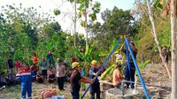 Proses evakuasi korban sumur tua di Tuban. (Istimewa)