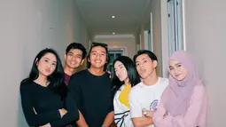 Syifa Hadju berperan sebagai wanita berhijab bernama Saleha, penampilan kekasih El Rumi dengan hijabnya ini sukses bikin pangling karena auranya kian terpancar. Dari foto kebersamaan tersebut, Ratu Rafa dan Sarah Felicia juga bintangi sinetron tersebut. Keduanya merupakan artis muda pendatang baru yang tak lepas dari perhatian karena akting apiknya di sinetron Saleha. (Liputan6.com/IG/@rey_bong26)