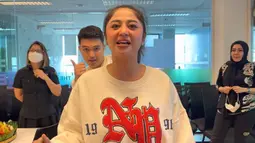 Punya kisah di masa lalu, Keduanya berusaha mengesampingkan hal itu dan berusaha untuk profesional menjalankan tugas tersebut. (instagram.com/dewiperssik9)