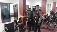 Tim Perintis Presisi Polres Metro Depok saat mengamankan tiga remaja membawa senjata tajam untuk melakukan tawuran di Jalan Raya Kartini, Kecamatan Pancoran Mas, Kota Depok (Liputan6.com/Dicky Agung Prihanto)