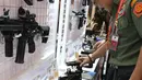 Anggota TNI melihat senjata selama pameran Indo Defence 2018 di Jakarta Rabu (7/11). Pameran ini menjadi ajang promosi bisnis dan alih teknologi bagi industri pertahanan Indonesia dan dunia. (Merdeka.com/Imam Buhori)