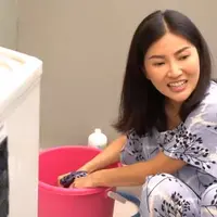Sarwendah mencuci baju sendiri (YouTube/Diary The Onsu)