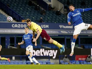 Pemain Burnley, Chris Wood, menyundul bola saat melawan Everton pada laga Liga Inggris di Stadion Goodison Park, Sabtu (13/3/2021). Burnley menang dengan skor 2-1. (AP Photo/Jon Super, Pool)