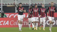 Bek AC Milan,  Alessio Romagnoli (kiri) berselebrasi dengan rekan-rekannya usai mencetak gol ke gawang Fiorentina pada pertandingan lanjutan Liga Serie A Italia di stadion San Siro di Milan, Italia, Minggu (29/11/2020). AC Milan menang 2-0 atas Fiorentina. (AP Photo / Luca Bruno )