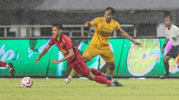 Pemain Persija Jakarta, Dony Tri Pamungkas dijatuhkan oleh pemain Semen Padang pada laga pekan ke-30 Liga 1 2024/2025 di Stadion Pakansari, Kabupaten Bogor, Minggu (27/4/2025). (Bola.com/Abdul Aziz)
