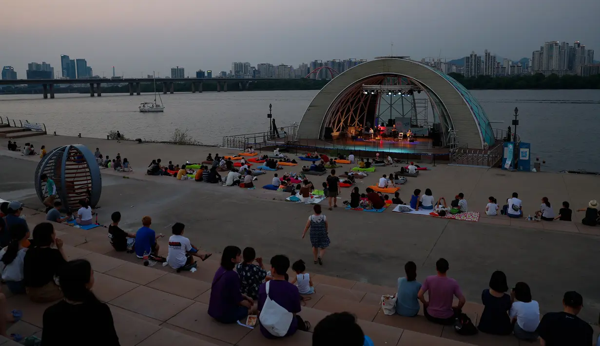 Warga menonton konser di Taman Yeouido Hangang, Seoul, Korea Selatan, 3 Agustus 2020. Seoul, ibu kota sekaligus kota terbesar di Korea Selatan, merupakan kota metropolitan yang dinamis dengan kombinasi antara budaya kuno dan modern. (Xinhua/Wang Jingqiang)