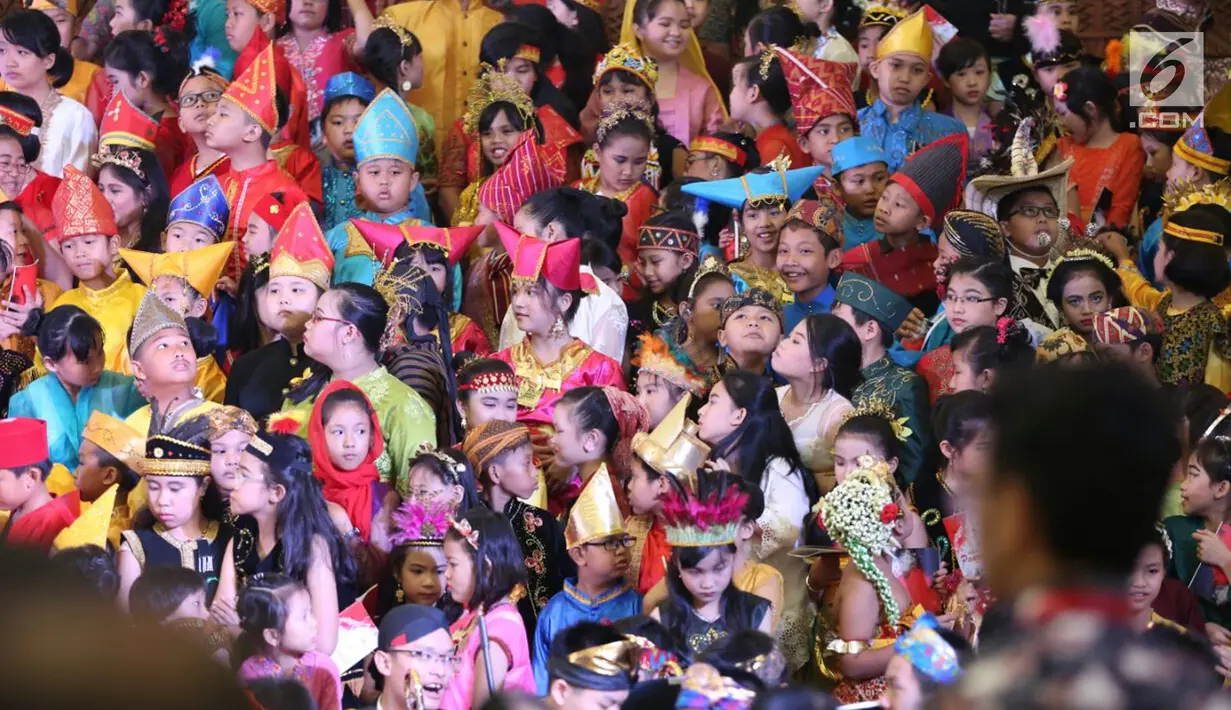 Sejumlah anak-anak mengenakan pakaian adat mengikuti Festival Prestasi Indonesia di JCC Senayan, Jakarta (21/8). Acara ini bertujuan untuk memberikan apresiasi atas karya-karya terbaik putra putri bangsa. (Liputan6.com/Johan Tallo)