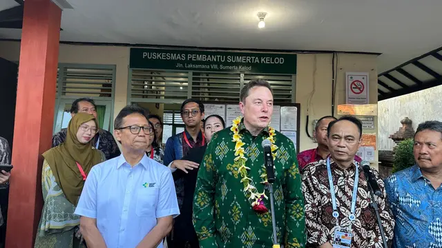 Menkes Budi Gunadi Sadikin bersama CEO SpaceX Elon Musk mencoba jaringan Starlink di dua puskesmas yang tadinya kesulitan mengakses jaringan internet. (Foto: Liputan6com/Benedikta Miranti T.V.)