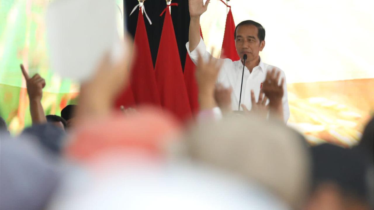 Menurut Jokowi, kenaikan gaji tersebut dilakukan dalam rangka meningkatkan kinerja PNS dan anggota TNI/Polri.<br>