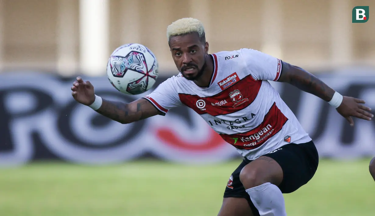 Penyerang Madura United, Rafael Silva berusaha mengontrol bola saat laga pekan keempat BRI Liga 1 2021/2022 di Stadion Madya, Jakarta, Sabtu (25/09/2021) WIB. (Bola.com/Bagaskara Lazuardi)