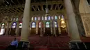 Suasana bagian dalam masjid bersejarah Umayyad di kota lama Damaskus, Suriah, Selasa (22/5). Di dalamnya ada makam Nabi Yahya dan kotak tempat menyimpan kepala Husain bin Ali (cucu Nabi Muhammad) yang dibunuh pada Perang Karbala. (AFP PHOTO/LOUAI BESHARA)