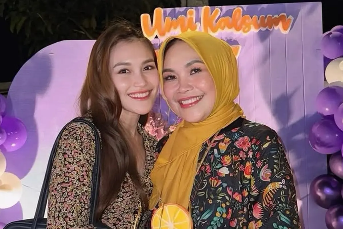Ayu Ting Ting saat Beri Kejutan Ulang Tahun Ibundanya ke-53