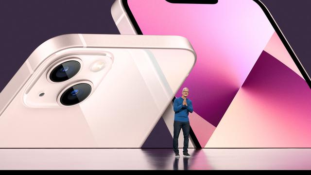 <span>CEO Apple Tim Cook meluncurkan iPhone 13 baru selama acara khusus di Apple Park di Cupertino, California (14/9/2021). Apple resmi meluncurkan iPhone terbarunya dalam acara bertajuk "California Streaming" yang digelar secara virtual, Rabu (15/9/2021) dini hari WIB. (Brooks Kraft/Apple Inc./AFP)</span>