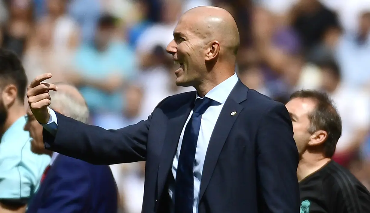 Ekspresi pelatih Real Madrid, Zinedine Zidane saat memberikan arahan kepada anak asuhnya pada lanjutan La Liga di Santiago Bernabeu stadium, Madrid (9/9/2017). Madrid bermain imbang 1-1. (AFP/Pierre-Philippe Marcou)