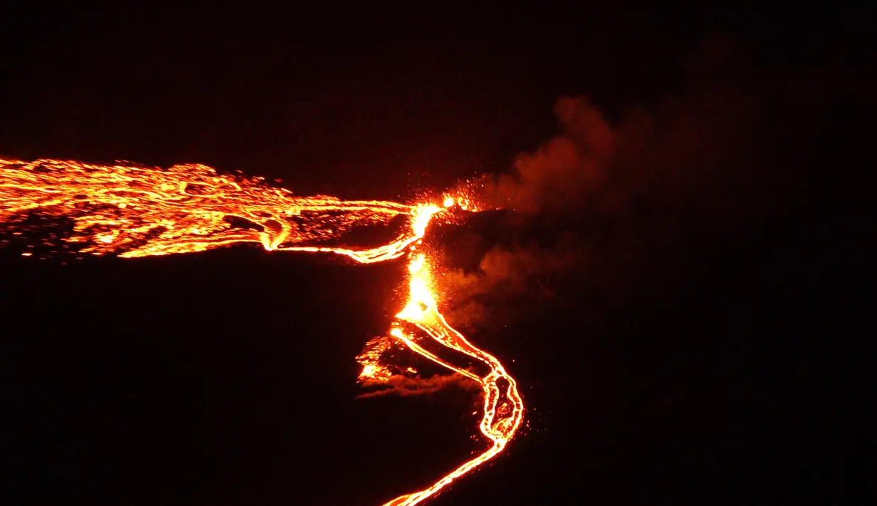Lava mengalir dari gunung berapi Fagradalsfjall yang Meletus di Reykjavik, Islandia, pada Jumat (19/3/2021). Aktivitas vulkanik di Islandia dikenal sebagai letusan effusif dengan lava ke luar dari dalam tanah bukan telusan hebat yang melontarkan abu ke langit. (Icelandic Coast Guard/AFP)