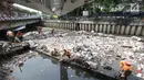 Petugas PPSU mengangkut sampah yang menumpuk di Kali Cideng, Jakarta Pusat, Senin (11/9). Sempat tertata rapi dan bersih, sampah plastik dan rumah tangga di Kali Cideng kembali menumpuk hingga menghambat laju air. (Liputan6.com/Immanuel Antonius)