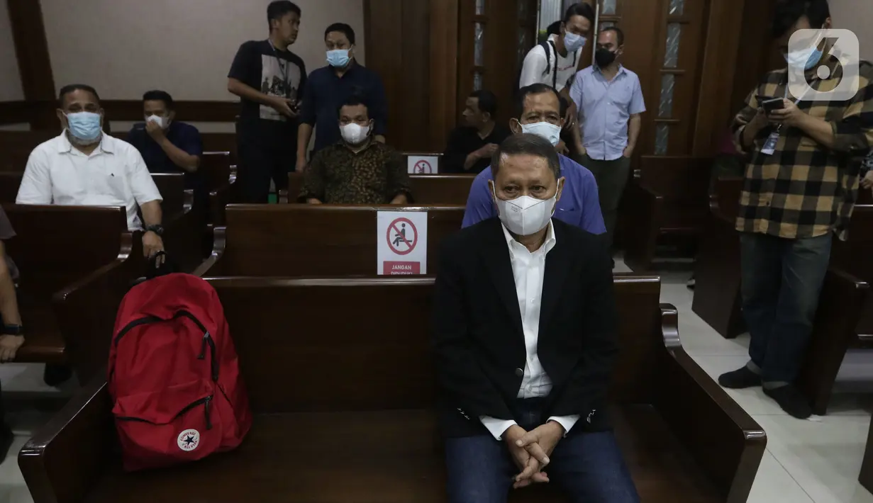Mantan Dirut PT Pelindo II, RJ Lino (tengah) bersiap menjalani sidang pembacaan putusan kasus dugaan korupsi pengadaan tiga unit QCC di PT Pelindo II tahun 2010, Pengadilan Tipikor, Jakarta, Selasa (14/12/2021). RJ Lino divonis empat tahun penjara, denda Rp500 juta. (Liputan6.com/Helmi Fithriansyah)