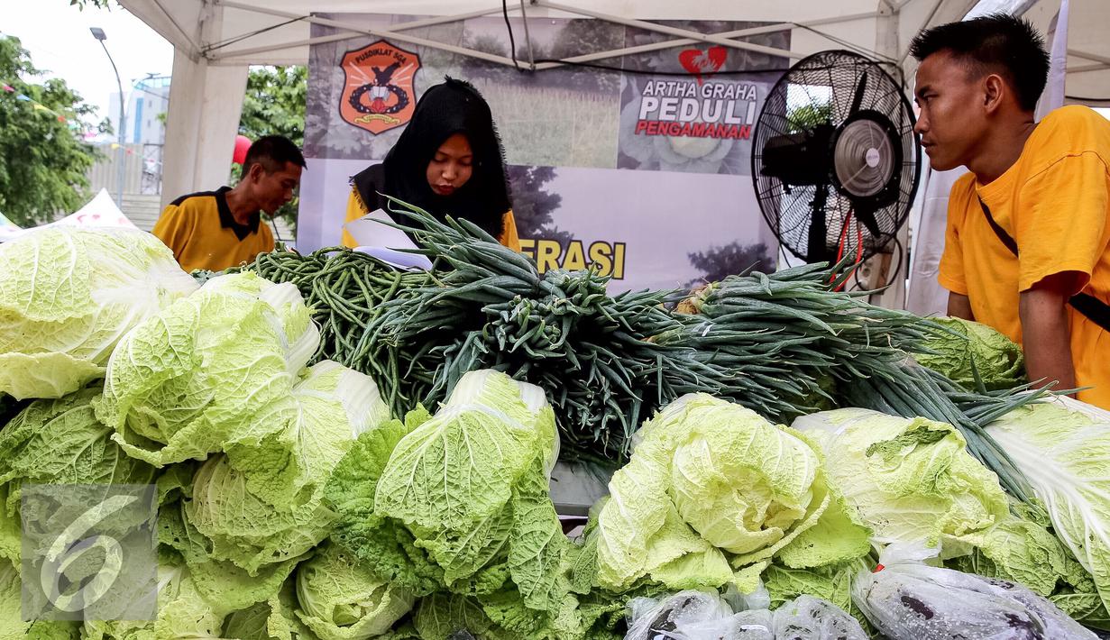 Pedagang menjual sayur mayur pada acara kick off pasar murah di Kawasan SCBD, Jakarta (14/1). Kegiatan ini juga digelar di sejumlah provinsi Banten, Surabaya, Manado, Makasar, Bali, Samarinda, Bandung, Semarang, dan Medan. (Liputan6.com/Fery Pradolo)