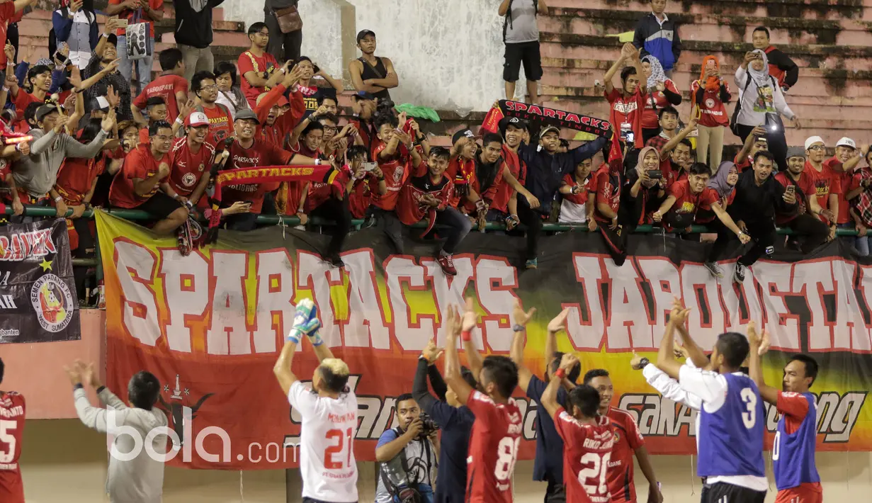 Pemain dan Official Semen Padang merayakan kemenangan atas Bhayangkara FC bersama suporter pada babak delapan besar Piala Presiden 2017 di Stadion Manahan, Solo. Jumat (26/2/2017). (Bola.com/Nicklas Hanoatubun)