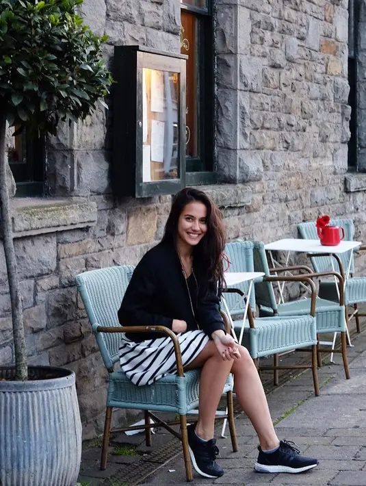 Wanita yang satu ini tampil bergaya monokrom juga. Pevita Pearce memakai stripped-mini dress dan jaket bomber hitamnya. Sneakers  berwarna hitam yang dipakainya pun membuat tampilannya menjadi lebih keren. (Instagram/pevitapearce)