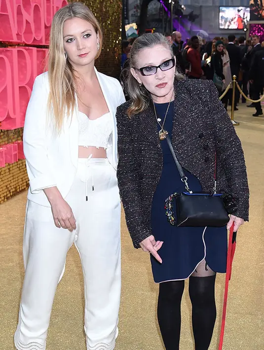 Bergandengan tangan mesra, keduanya terlihat romantis dan menikmati waktu berlibur mereka saat itu. Senyuman bahagia pun terpancar dari wajah pasangan ini terlihat dari foto yang diunggah Taylor di Instagramnya. (doc.hollywoodlife.com)