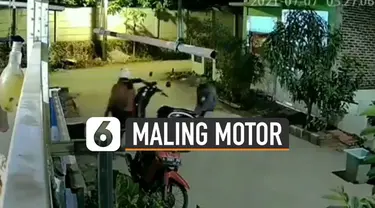 Terekam kamera cctv tiga orang pria menggotong sepeda motor warga perumahan Lebak Indah Griya Asri, Serang, Banten.