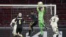 Kiper AS Roma, Pau Lopez (kedua dari kanan) berhasil menangkap bola dari ancaman pemain Ajax Amsterdam dalam laga leg pertama perempatfinal Liga Europa 2020/2021 di Johan Cruijff Arena, Amsterdam, Kamis (8/4/2021). AS Roma menang 2-1 atas Ajax. (AP/Peter Dejong)