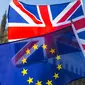 Bendera Inggris dan Uni Eropa berkibar berdampingan dengan latar Menara Big Ben di London (AP)