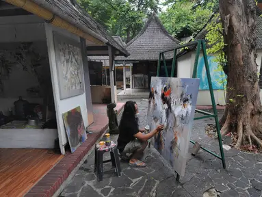 Seniman menyelesaikan karya lukisnya di Pasar Seni Ancol, Jakarta, Rabu (24/11/2021). Paska pandemi yang berlangsung dua tahun, sejumlah seniman di Pasar Seni Ancol mulai beraktifitas menjadikan karya-karyanya sebagai sumber daya hidup mereka. (merdeka.com/Arie Basuki)