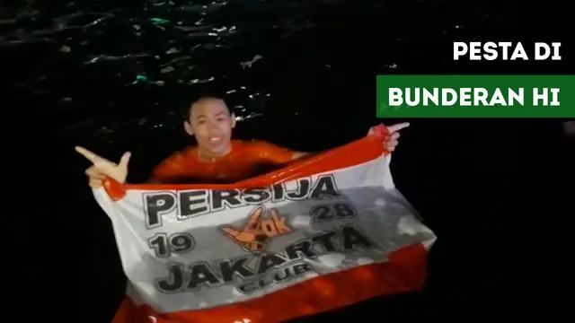 Ratusan Jakmania merayakan keberhasilan Persija Jakarta juara di Bunderan HI, Minggu (9/12/2018)
