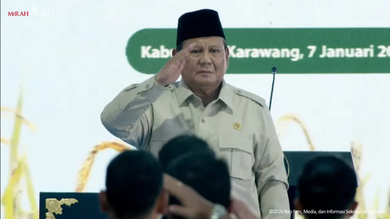 Presiden Prabowo Subianto memberikan hormat