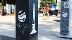 Proyek revitalisasi trotoar di kawasan Blok M, Jakarta Selatan, Selasa (1/8/2023). Pemerintah Provinsi DKI Jakarta melalui Dinas Bina Marga melakukan pemeliharaan dan revitalisasi infrastruktur kota menjelang Konferensi Tingkat Tinggi (KTT) ke-43 ASEAN pada 5-7 September 2023. (Liputan6.com/Herman Zakharia)
