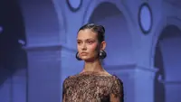 Tren Beauty Paris Haute Couture Week 2026, dari Hepburn Bangs hingga Lace Lips yang Artistik