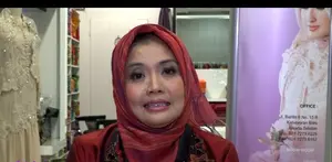 Perancanng busana pengantin asal Solo, Tuty Adib, dipercaya merancang busana pernikahan anak Jokowi, Gibran Rakabuming dan Selvi Ananda. Apa persiapan yang ia lakukan sebelum merancang baju yang akan dipakai Gibran dan Selvi di hari pernikahan mereka...