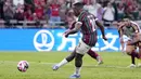 Gelandang Fluminense, Jhon Arias mencetak gol pertama timnya ke gawang Al Ahly melalui eksekusi penalti pada laga semifinal Piala Dunia Klub 2023 di King Abdullah Sports City Stadium, Arab Saudi, Selasa (19/12/2023) dini hari WIB. (AP Photo/Manu Fernandez)