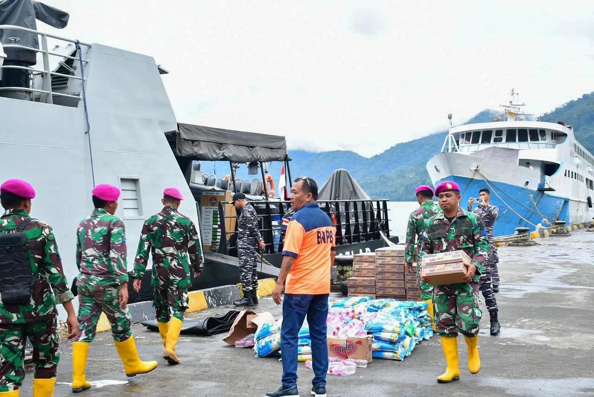 FOTO: TNI AL Salurkan Bantuan Logistik Pascabencana di Kepulauan Sitaro