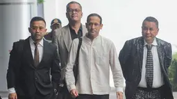 Mantan Menteri Pendidikan, Kebudayaan, Riset dan Teknologi (Mendikbudristek) Nadiem Makarim (ketiga kiri) saat tiba di area Gedung Kejaksaan Agung (Kejagung), Jakarta, Selasa (15/7/2025). (merdeka.com/Arie Basuki)
