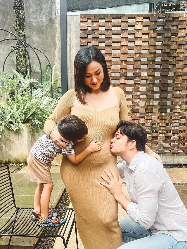 6 Potret Andrew Andika Umumkan Sang Istri Hamil Anak Kedua, Penuh Bahagia