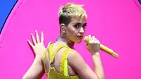 Belum selesai urusannya dengan Taylor Swift, kini Katy Perry kembali mendapat masalah dengan seorang wanita saat Prismatic World Tour di tahun 2014 lalu. Bahkan kabarnya, Katy dituntut oleh seorang wanita. (AFP/Rich Furry)