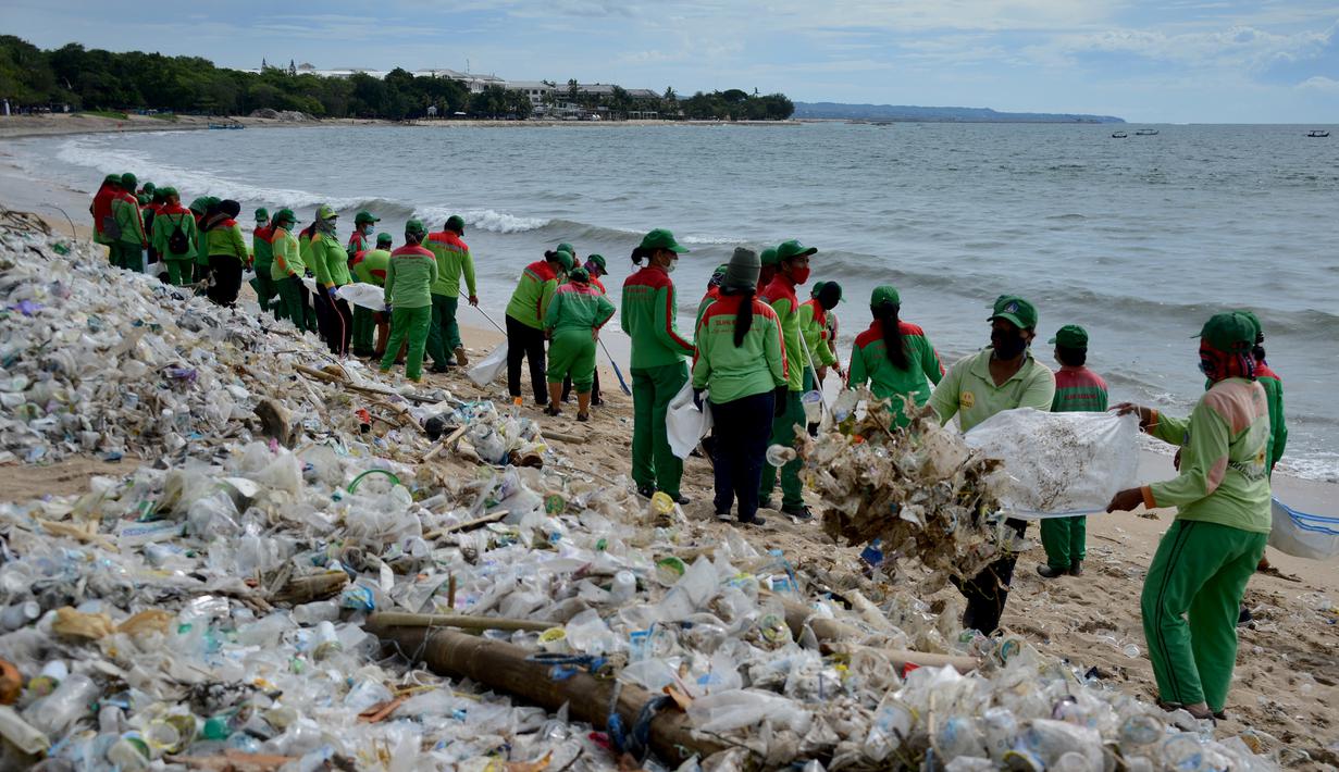 FOTO BersihBersih Pantai Kuta yang Penuh Sampah News