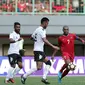 Kapten Timnas Indonesia, Boaz Solossa, coba menembus pertahanan Fiji di Stadion Patriot, Bekasi, Sabtu (2/9/2017). (Liputan6.com/Helmi Fithriansyah)