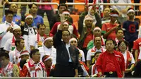 Presiden Joko Widodo (tengah) melambaikan tangan jelang menyaksikan laga Indonesia kontra Vietnam pada semifinal pertama Piala AFF 2016 di Stadion Pakansari, Bogor, Sabtu (3/12). Indonesia unggul 2-1 atas Vietnam. (Liputan6.com/Helmi Fithriansyah)