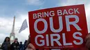 Di Paris, Perancis, (13/5/2014), beberapa anggota Aliansi Perempuan untuk Demokrasi melakukan aksi menentang penculikan gadis-gadis sekolah di Nigeria. (REUTERS/Christian Hartmann)