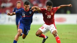 Usai unggul 1-0, Timnas Indonesia banyak membuang peluang yang semestinya menjadi gol. Ramai Rumakiek dan Ricky Kambuaya kurang tenang dalam menyelesaikan peluanp-peluang matang di depan gawang Singapura. (AFP/Roslan Rahman)